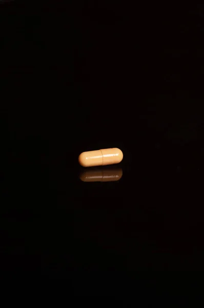 Pillen Auf Schwarzem Hintergrund — Stockfoto