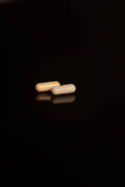 Pillole Bianche Sfondo Nero — Foto Stock