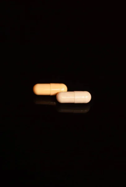 Nahaufnahme Einer Weißen Tablette Auf Schwarzem Hintergrund — Stockfoto