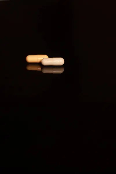 Zbliżenie Białe Tabletki Czarnym Tle — Zdjęcie stockowe