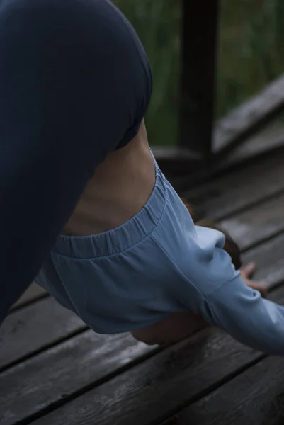 Mavi Takım Elbiseli Atletik Vücutlu Bir Kız Bulutlu Yağmurda Parkta — Stok fotoğraf