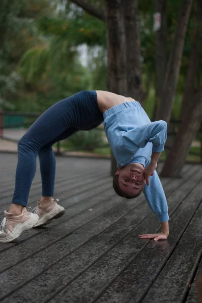 Udsigt Den Unge Pige Blå Fitnessdragt Laver Akrobatik Øvelser Overskyet - Stock-foto