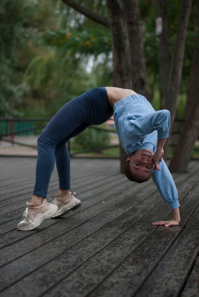Вид Молоду Дівчину Синьому Спортивному Костюмі Робить Акробатичні Вправи Похмуру — стокове фото