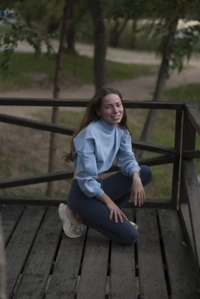 Pohled Portrét Dívky Modrém Tělocvičně Kalném Počasí Parku — Stock fotografie