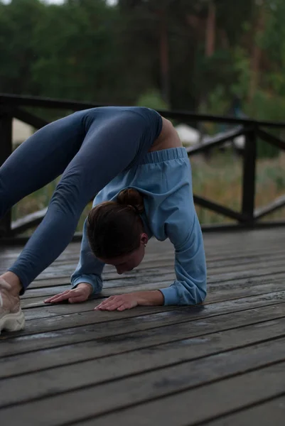 View Girl Athletic Body Blue Gym Suit Doing Yoga Exercises — Stockfoto