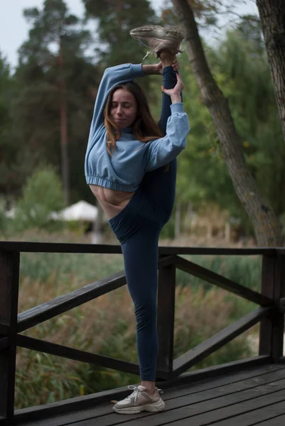 Kilátás Fiatal Lány Kék Tornaterem Öltöny Csinál Akrobatika Gyakorlatok Parkban — Stock Fotó