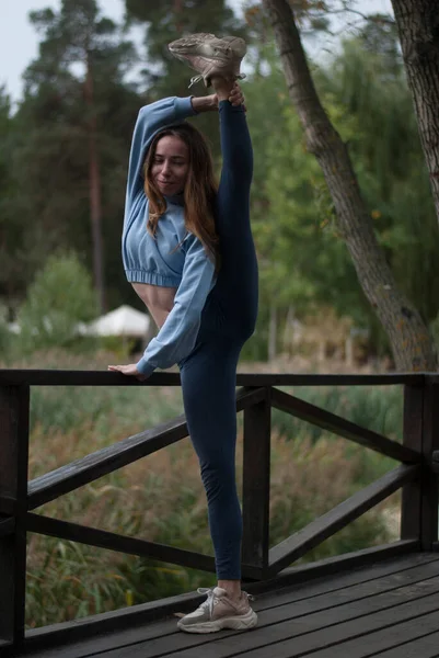 Utsikt Över Ung Flicka Med Atletisk Kropp Gör Akrobatiska Övningar — Stockfoto