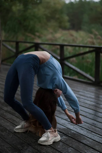 Utsikt Över Ung Flicka Blå Gym Kostym Gör Akrobatik Övningar — Stockfoto