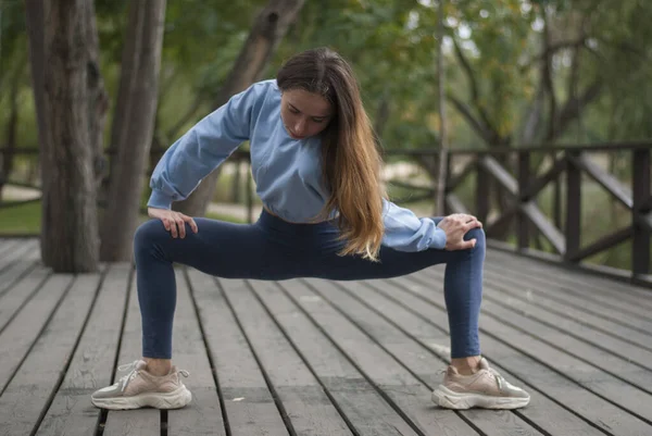 Utsikt Över Ung Flicka Med Atletisk Kropp Gör Akrobatiska Övningar — Stockfoto