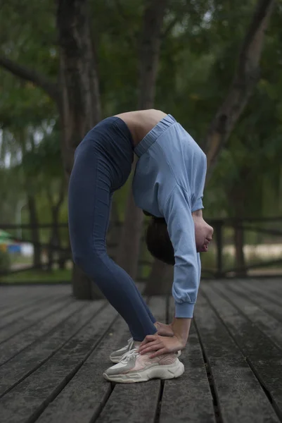 Utsikt Över Ung Flicka Blå Gym Kostym Gör Akrobatik Övningar — Stockfoto