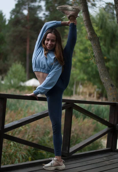Visa Ung Flicka Med Atletisk Kropp Gör Akrobatik Övningar Regnigt — Stockfoto