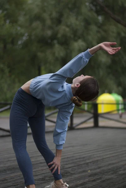 Visa Ung Flicka Blå Gym Kostym Gör Akrobatik Övningar Regnigt — Stockfoto