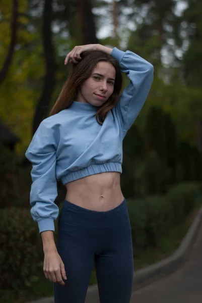 View Portrait Girl Blue Gym Suit Bij Bewolkt Weer Het — Stockfoto