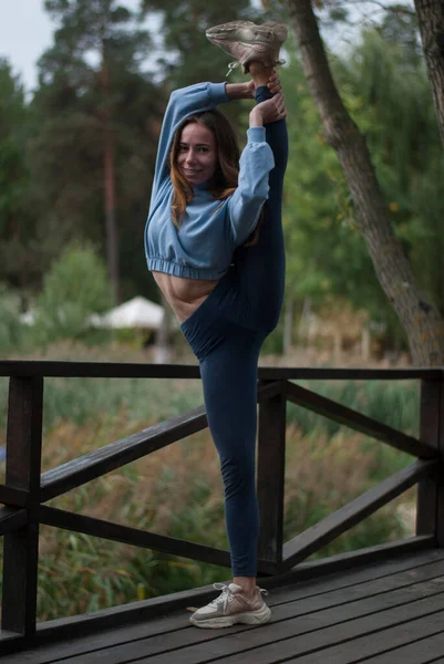 Portret Dziewczyny Niebieskim Stroju Gimnastycznym Pochmurną Pogodę Parku — Zdjęcie stockowe