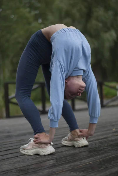 Utsikt Över Ung Flicka Gym Kostym Gör Akrobatiska Övningar Regnigt — Stockfoto