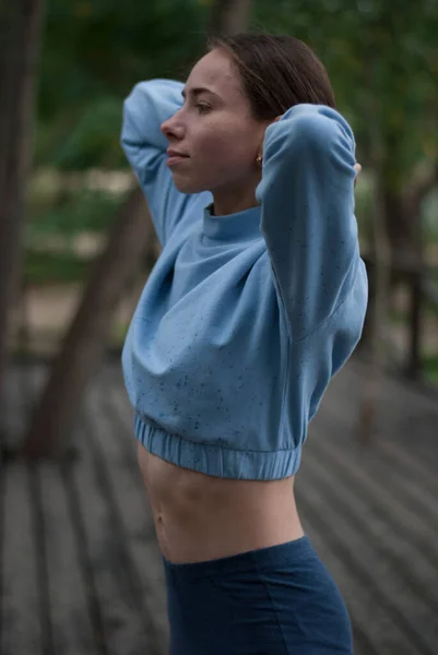 Вид Портрет Дівчини Синьому Спортивному Костюмі Парку Похмуру Погоду — стокове фото