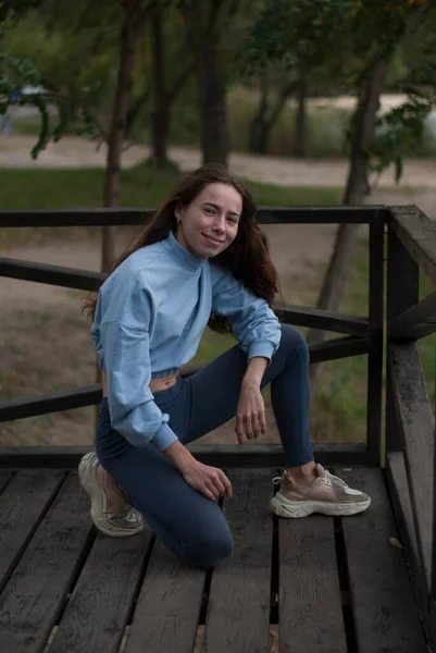 공원의 날씨에 파란색 운동복을 여학생의 — 스톡 사진