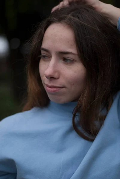 Pohled Portrét Dívky Usmívající Modrém Obleku Parku Oblačného Počasí — Stock fotografie