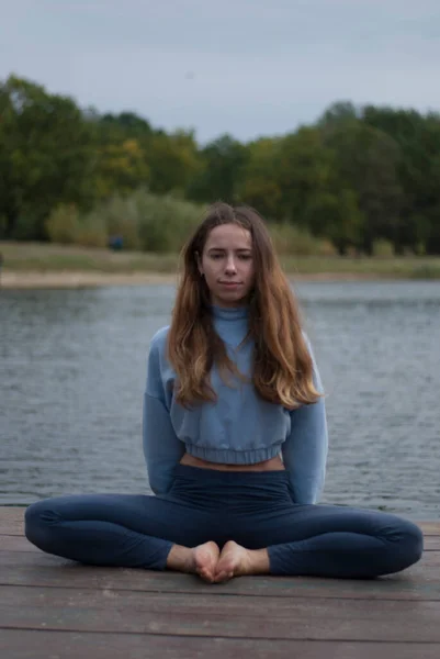 Vista Giovane Ragazza Sta Facendo Yoga All Aperto — Foto Stock
