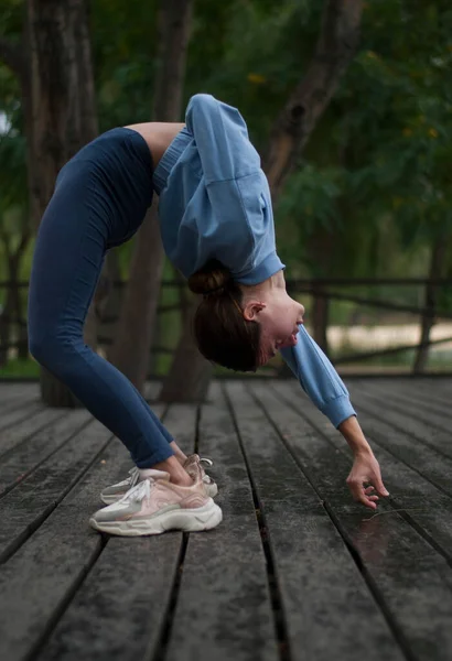 Ung Flicka Med Atletisk Kropp Gör Akrobatik Övningar Molnigt Regnigt — Stockfoto
