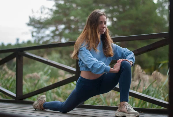 Utsikt Över Ung Flicka Med Atletisk Kropp Gör Akrobatik Övningar — Stockfoto