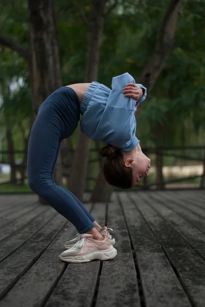Visa Ung Flicka Blå Gym Kostym Gör Akrobatik Övningar Regnigt — Stockfoto