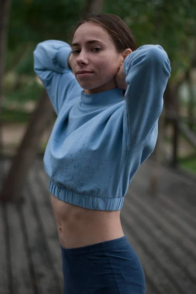 Вид Портрет Дівчини Синьому Спортивному Костюмі Парку Похмуру Погоду — стокове фото