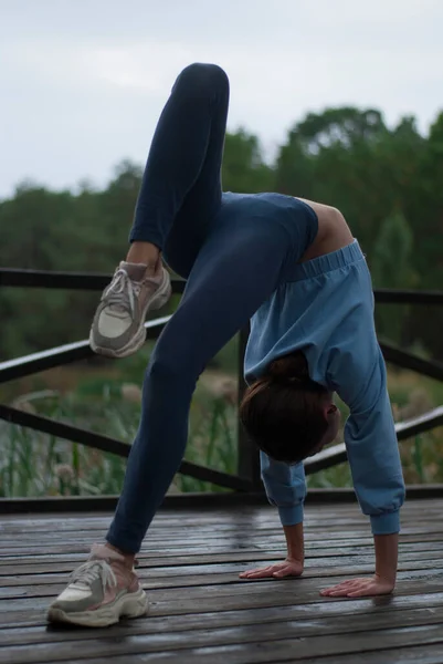 Kilátás Egy Lány Sportos Test Kék Tornaterem Öltöny Csinál Akrobatika — Stock Fotó