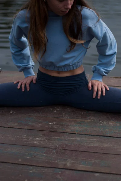 Widok Dziewczyny Sportowym Ciałem Niebieskim Stroju Gimnastycznym Ćwiczy Jogę Pochmurną — Zdjęcie stockowe