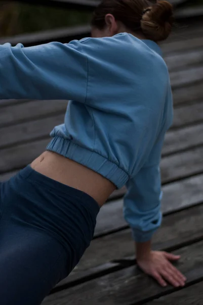 Widok Estetyczne Ciało Dziewczyny Niebieskim Stroju Gimnastycznym Parku — Zdjęcie stockowe