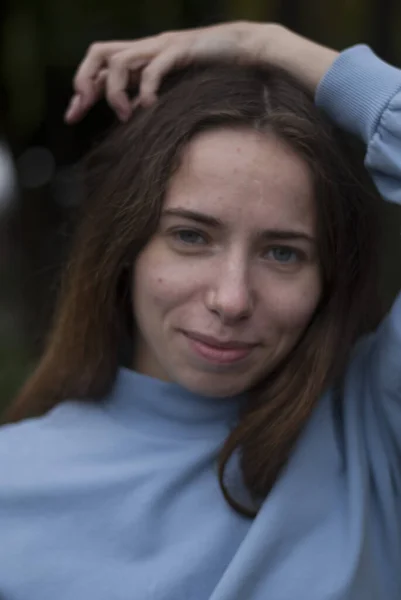 Widok Dziewczyny Uśmiechniętej Niebieskim Garniturze Parku Pochmurną Pogodę — Zdjęcie stockowe