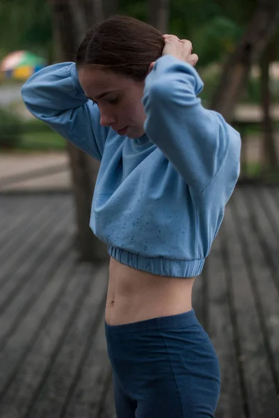 Άποψη Του Πορτραίτου Ενός Κοριτσιού Μπλε Κοστούμι Γυμναστηρίου Στο Πάρκο — Φωτογραφία Αρχείου