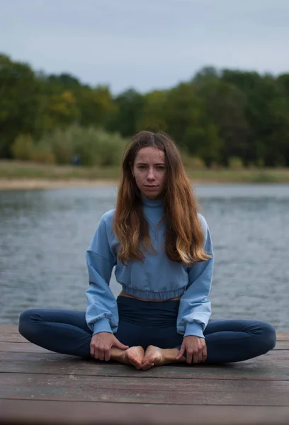 Vista Chica Joven Está Haciendo Yoga Cerca Del Lago —  Fotos de Stock
