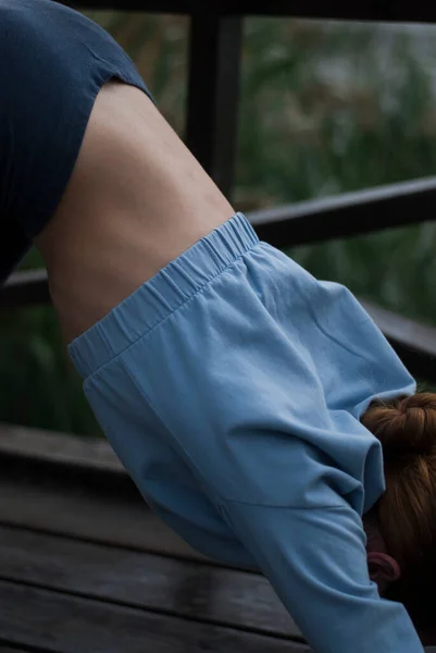 Mavi Takım Elbiseli Atletik Vücutlu Bir Kız Yoga Yapıyor — Stok fotoğraf