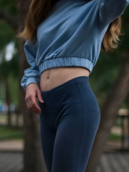 파란색 운동복을 여학생의 모습은 공원에서 운동을 있습니다 — 스톡 사진