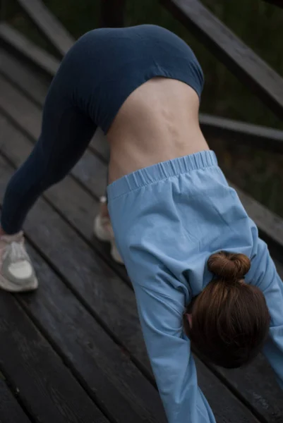 Zicht Een Meisje Met Atletisch Lichaam Blauw Gympak Doet Oefeningen — Stockfoto