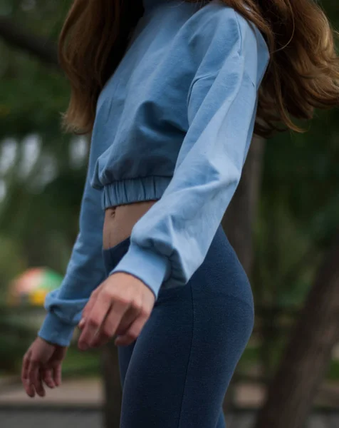 Atletické Tělo Dívky Modrém Tělocvičně Oblek Oblačném Deštivém Počasí — Stock fotografie