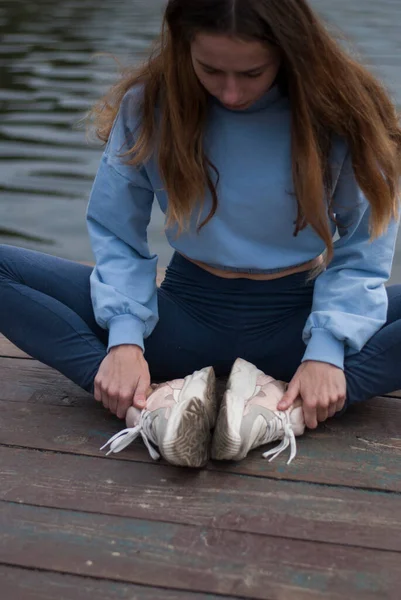 Ung Flicka Gör Yoga Nära Sjön — Stockfoto