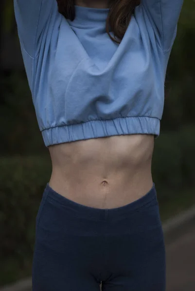 Mavi Spor Takımlı Bulutlu Bir Kızın Atletik Vücuduna Bakın — Stok fotoğraf