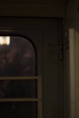 Tren penceresinden gün batımında görüntüle