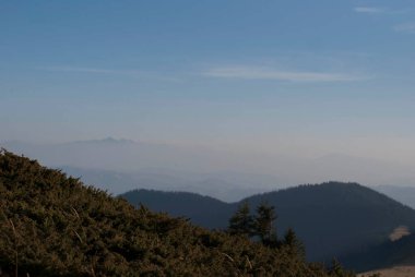Güneşli bir günde dağların üzerinden mavi gökyüzünün görüntüsü