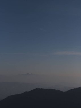 Güneşli bir günde dağların üzerinden mavi gökyüzünün görüntüsü