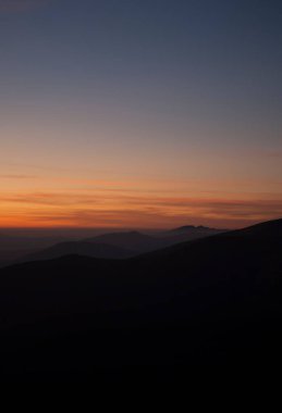 Dağlarda güzel bir gün batımı