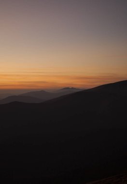 Dağlarda güzel bir gün batımı
