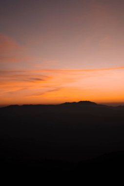 Dağlarda güzel bir gün batımı