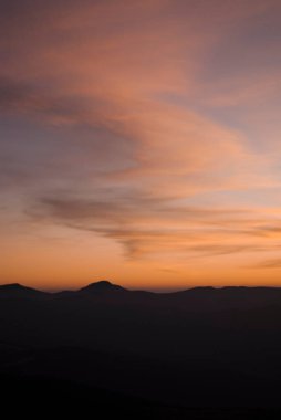 Dağlarda gün batımı, resmin fotoğrafı.