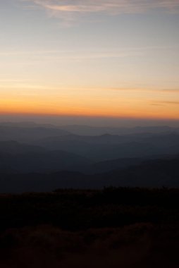 Aşağıdan manzaralı bir dağda gün batımı