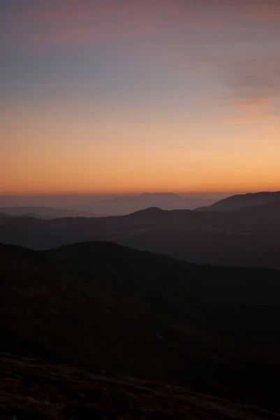 Bir Dağ Sırasının Üzerinde Gün Batımı — Stok fotoğraf