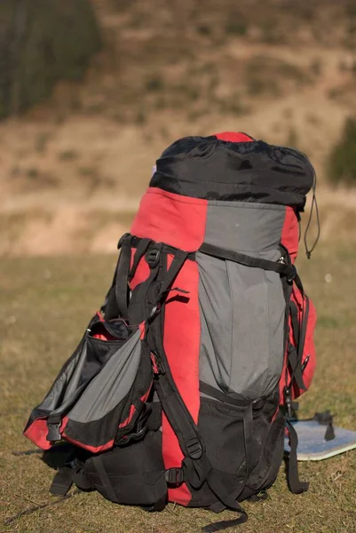 Plecak Turystyczny Sprzęt Trekkingowy Łące Górskiej Latem — Zdjęcie stockowe