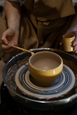 Bir atölyede el yapımı seramik boyama 